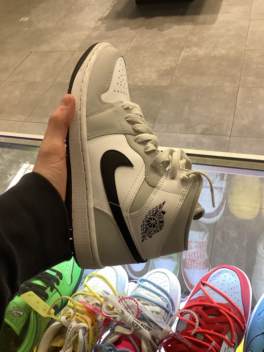 Jordan 1 mid Light smoke grey used