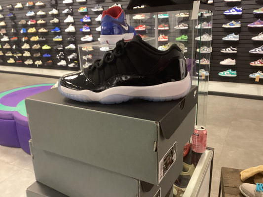 Jordan 11 low space jam used